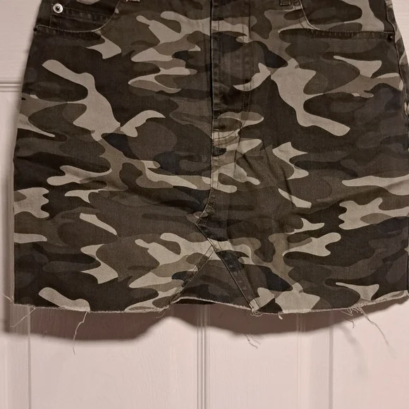 Camo Skirt - Picture 3 of 3